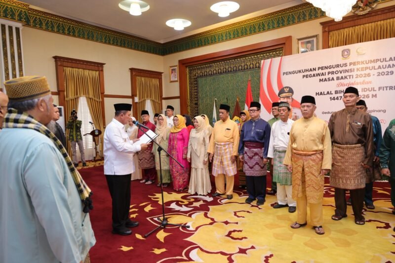 Gubernur Kepri Ansar Ahmad mengukuhkan Pengurus Perkumpulan Purnabakti Pegawai Provinsi Kepulauan Riau Masa Bakti 2026–2029 di Gedung Daerah, Tanjungpinang, Kamis (16/4/2026). Foto: Diskominfo Kepri