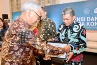 Direktur Jenderal Kekayaan Negara Kementerian Keuangan, Rionald Silaban, menyerahkan piagam penghargaan kepada Sekda Batam, Firmansyah, di Jakarta, Rabu (1/4/2026). Foto: Humas Diskominfo Batam
