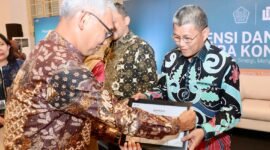 Direktur Jenderal Kekayaan Negara Kementerian Keuangan, Rionald Silaban, menyerahkan piagam penghargaan kepada Sekda Batam, Firmansyah, di Jakarta, Rabu (1/4/2026). Foto: Humas Diskominfo Batam