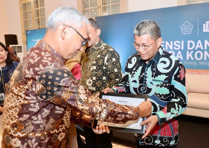 Direktur Jenderal Kekayaan Negara Kementerian Keuangan, Rionald Silaban, menyerahkan piagam penghargaan kepada Sekda Batam, Firmansyah, di Jakarta, Rabu (1/4/2026). Foto: Humas Diskominfo Batam