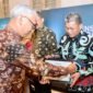 Direktur Jenderal Kekayaan Negara Kementerian Keuangan, Rionald Silaban, menyerahkan piagam penghargaan kepada Sekda Batam, Firmansyah, di Jakarta, Rabu (1/4/2026). Foto: Humas Diskominfo Batam