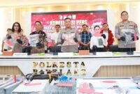 Amsakar-Li Claudia saat konferensi pers di Mapolresta Barelang, Kamis (2/4/2026). Foto: Humas Diskominfo Batam