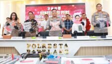 Amsakar-Li Claudia saat konferensi pers di Mapolresta Barelang, Kamis (2/4/2026). Foto: Humas Diskominfo Batam