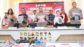 Amsakar-Li Claudia saat konferensi pers di Mapolresta Barelang, Kamis (2/4/2026). Foto: Humas Diskominfo Batam