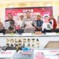 Amsakar-Li Claudia saat konferensi pers di Mapolresta Barelang, Kamis (2/4/2026). Foto: Humas Diskominfo Batam