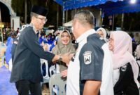 erangkat RT dan RW Batuampar menyalami Wali Kota Batam, Amsakar Achmad, saat halalbihalal di Halaman Kantor Lurah Tanjung Sengkuang, Jumat (3/4/2026) malam. Foto: Humas Diskominfo Batam