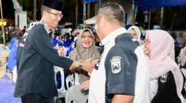 erangkat RT dan RW Batuampar menyalami Wali Kota Batam, Amsakar Achmad, saat halalbihalal di Halaman Kantor Lurah Tanjung Sengkuang, Jumat (3/4/2026) malam. Foto: Humas Diskominfo Batam