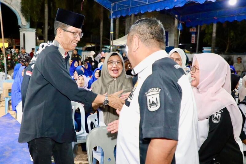 erangkat RT dan RW Batuampar menyalami Wali Kota Batam, Amsakar Achmad, saat halalbihalal di Halaman Kantor Lurah Tanjung Sengkuang, Jumat (3/4/2026) malam. Foto: Humas Diskominfo Batam