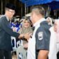 erangkat RT dan RW Batuampar menyalami Wali Kota Batam, Amsakar Achmad, saat halalbihalal di Halaman Kantor Lurah Tanjung Sengkuang, Jumat (3/4/2026) malam. Foto: Humas Diskominfo Batam