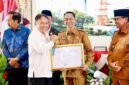 Wali Kota Batam, Amsakar Achmad, menerima sertifikat penghargaan saat menghadiri Musrenbang tingkat Provinsi Kepri di Tanjungpinang, Senin (6/4/2026). Foto: Humas Diskominfo Batam 