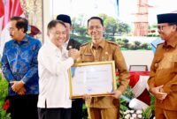 Wali Kota Batam, Amsakar Achmad, menerima sertifikat penghargaan saat menghadiri Musrenbang tingkat Provinsi Kepri di Tanjungpinang, Senin (6/4/2026). Foto: Humas Diskominfo Batam 
