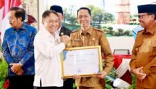 Wali Kota Batam, Amsakar Achmad, menerima sertifikat penghargaan saat menghadiri Musrenbang tingkat Provinsi Kepri di Tanjungpinang, Senin (6/4/2026). Foto: Humas Diskominfo Batam 