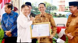 Wali Kota Batam, Amsakar Achmad, menerima sertifikat penghargaan saat menghadiri Musrenbang tingkat Provinsi Kepri di Tanjungpinang, Senin (6/4/2026). Foto: Humas Diskominfo Batam 