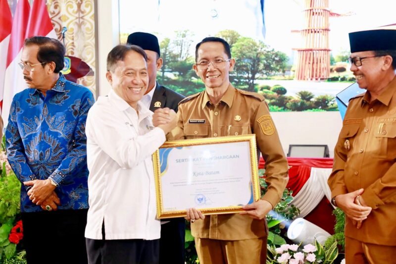 Wali Kota Batam, Amsakar Achmad, menerima sertifikat penghargaan saat menghadiri Musrenbang tingkat Provinsi Kepri di Tanjungpinang, Senin (6/4/2026). Foto: Humas Diskominfo Batam 