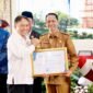 Wali Kota Batam, Amsakar Achmad, menerima sertifikat penghargaan saat menghadiri Musrenbang tingkat Provinsi Kepri di Tanjungpinang, Senin (6/4/2026). Foto: Humas Diskominfo Batam 