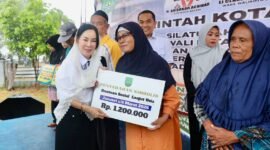 Wakil Wali Kota Batam, Li Claudia Chandra, menyalurkan bantuan sosial (bansos) bagi lansia di Lapangan Kantor Camat Galang, Selasa (7/4/2026). Foto: Humas Diskominfo Batam
