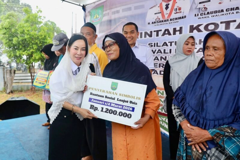 Wakil Wali Kota Batam, Li Claudia Chandra, menyalurkan bantuan sosial (bansos) bagi lansia di Lapangan Kantor Camat Galang, Selasa (7/4/2026). Foto: Humas Diskominfo Batam