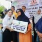 Wakil Wali Kota Batam, Li Claudia Chandra, menyalurkan bantuan sosial (bansos) bagi lansia di Lapangan Kantor Camat Galang, Selasa (7/4/2026). Foto: Humas Diskominfo Batam