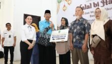 Bantuan sosial bagi lanjut usia (lansia) serta insentif kader posyandu disalurkan dalam kegiatan Halalbihalal di Gedung Nasional Belakangpadang, Rabu (8/4/2026). Foto: Humas Diskominfo Batam