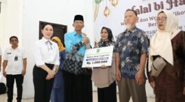 Bantuan sosial bagi lanjut usia (lansia) serta insentif kader posyandu disalurkan dalam kegiatan Halalbihalal di Gedung Nasional Belakangpadang, Rabu (8/4/2026). Foto: Humas Diskominfo Batam