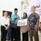 Bantuan sosial bagi lanjut usia (lansia) serta insentif kader posyandu disalurkan dalam kegiatan Halalbihalal di Gedung Nasional Belakangpadang, Rabu (8/4/2026). Foto: Humas Diskominfo Batam