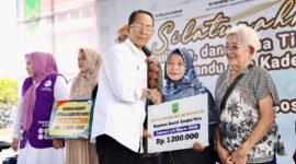 Bantuan sosial bagi lansia di Kecamatan Batamkota, Nongsa, dan Sei Beduk di MTC Nongsa, disalurkan Kamis (9/4/2026). Foto: Humas Diskominfo Batam