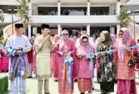 Wali Kota Batam, Amsakar Achmad bersama Ketua TP-PKK Batam, Erlita Amsakar, dan sejumlah pejabat membuka Bazar PKK Kota Batam dalam rangka MTQH XXXIV di Dataran Engku Putri, Jumat (10/4/2026). Foto: Humas Diskominfo Batam