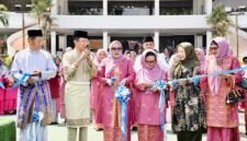 Wali Kota Batam, Amsakar Achmad bersama Ketua TP-PKK Batam, Erlita Amsakar, dan sejumlah pejabat membuka Bazar PKK Kota Batam dalam rangka MTQH XXXIV di Dataran Engku Putri, Jumat (10/4/2026). Foto: Humas Diskominfo Batam