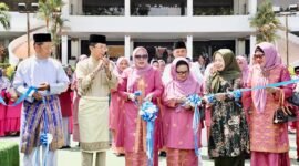 Wali Kota Batam, Amsakar Achmad bersama Ketua TP-PKK Batam, Erlita Amsakar, dan sejumlah pejabat membuka Bazar PKK Kota Batam dalam rangka MTQH XXXIV di Dataran Engku Putri, Jumat (10/4/2026). Foto: Humas Diskominfo Batam