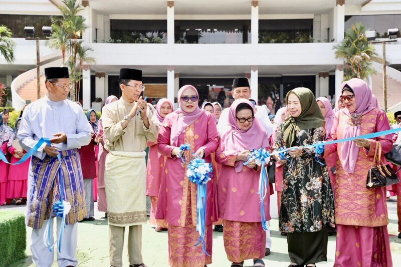 Wali Kota Batam, Amsakar Achmad bersama Ketua TP-PKK Batam, Erlita Amsakar, dan sejumlah pejabat membuka Bazar PKK Kota Batam dalam rangka MTQH XXXIV di Dataran Engku Putri, Jumat (10/4/2026). Foto: Humas Diskominfo Batam