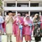Wali Kota Batam, Amsakar Achmad bersama Ketua TP-PKK Batam, Erlita Amsakar, dan sejumlah pejabat membuka Bazar PKK Kota Batam dalam rangka MTQH XXXIV di Dataran Engku Putri, Jumat (10/4/2026). Foto: Humas Diskominfo Batam