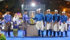 Wali Kota Batam, Amsakar Achmad, didampingi Wakil Wali Kota Batam, Li Claudia Chandra, dan Sekda Batam, Firmansyah, menerima kembali piala bergilir dari Kecamatan Sagulung saat malam pembukaan MTQH XXXIV di Dataran Engku Putri Batamcentre, Jumat (10/4/2026) malam. Foto: Humas Diskominfo Batam