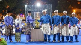 Wali Kota Batam, Amsakar Achmad, didampingi Wakil Wali Kota Batam, Li Claudia Chandra, dan Sekda Batam, Firmansyah, menerima kembali piala bergilir dari Kecamatan Sagulung saat malam pembukaan MTQH XXXIV di Dataran Engku Putri Batamcentre, Jumat (10/4/2026) malam. Foto: Humas Diskominfo Batam