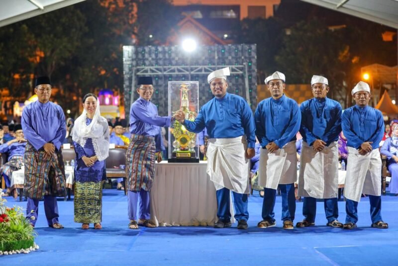 Wali Kota Batam, Amsakar Achmad, didampingi Wakil Wali Kota Batam, Li Claudia Chandra, dan Sekda Batam, Firmansyah, menerima kembali piala bergilir dari Kecamatan Sagulung saat malam pembukaan MTQH XXXIV di Dataran Engku Putri Batamcentre, Jumat (10/4/2026) malam. Foto: Humas Diskominfo Batam