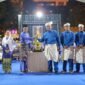 Wali Kota Batam, Amsakar Achmad, didampingi Wakil Wali Kota Batam, Li Claudia Chandra, dan Sekda Batam, Firmansyah, menerima kembali piala bergilir dari Kecamatan Sagulung saat malam pembukaan MTQH XXXIV di Dataran Engku Putri Batamcentre, Jumat (10/4/2026) malam. Foto: Humas Diskominfo Batam