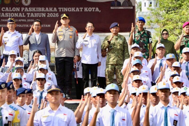 Wali Kota Batam, Amsakar Achmad, bersama Forkopimda Batam dan calon paskibraka Batam usai upacara pembukaan seleksi di Dataran Engku Putri, Batamcentre, Senin (13/4/2026). Foto: Humas Diskominfo Batam