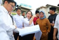 Wakil Wali Kota Batam, Li Claudia Chandra, meninjau lokasi rencana pembangunan Zona Selamat Sekolah (ZoSS) di SD Negeri 001 Batam Kota, Senin (13/4/2026). Foto: Humas Diskominfo Batam