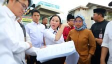 Wakil Wali Kota Batam, Li Claudia Chandra, meninjau lokasi rencana pembangunan Zona Selamat Sekolah (ZoSS) di SD Negeri 001 Batam Kota, Senin (13/4/2026). Foto: Humas Diskominfo Batam