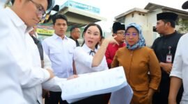 Wakil Wali Kota Batam, Li Claudia Chandra, meninjau lokasi rencana pembangunan Zona Selamat Sekolah (ZoSS) di SD Negeri 001 Batam Kota, Senin (13/4/2026). Foto: Humas Diskominfo Batam