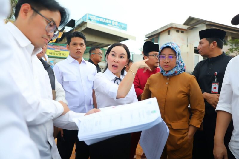 Wakil Wali Kota Batam, Li Claudia Chandra, meninjau lokasi rencana pembangunan Zona Selamat Sekolah (ZoSS) di SD Negeri 001 Batam Kota, Senin (13/4/2026). Foto: Humas Diskominfo Batam