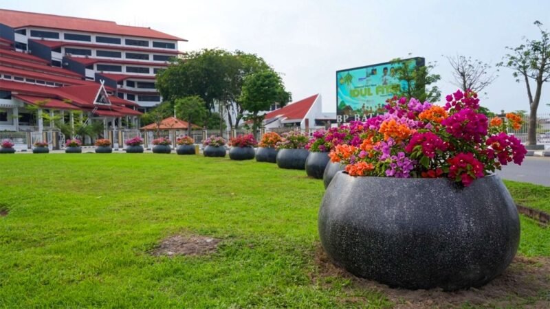 Pot tanaman bougenville di sejumlah ruas jalan Kota Batam. Foto: Humas BP Batam