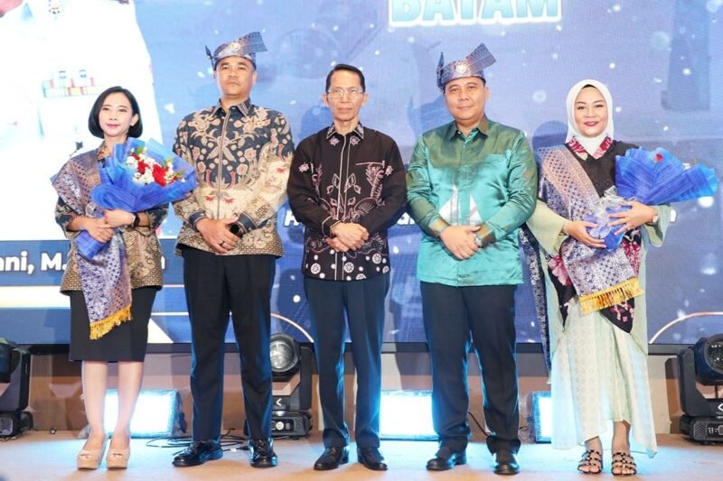 Wali Kota Batam, Amsakar Achmad, bersama Danlanud Hang Nadim saat pisah sambut di Wyndham Panbil Batam, Senin (13/4/2026) malam. Foto: Humas Diskominfo Batam