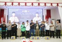 Wali Kota Batam, Amsakar Achmad, bersama Wakil Wali Kota Batam, Li Claudia Chandra, menghadiri halalbihalal Polda Kepri bersama komunitas pengemudi online serta serikat buruh se-Kepri, Selasa (14/4/2026).  Foto: Humas Diskominfo Batam