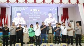 Wali Kota Batam, Amsakar Achmad, bersama Wakil Wali Kota Batam, Li Claudia Chandra, menghadiri halalbihalal Polda Kepri bersama komunitas pengemudi online serta serikat buruh se-Kepri, Selasa (14/4/2026).  Foto: Humas Diskominfo Batam