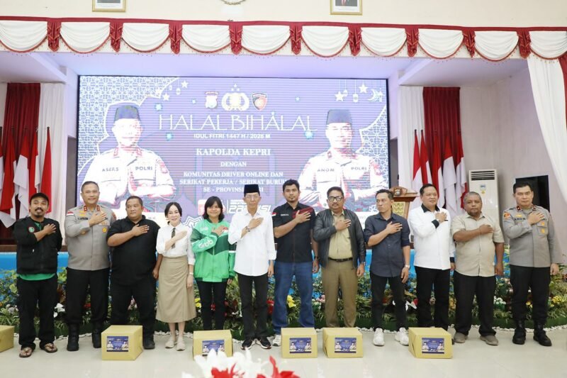 Wali Kota Batam, Amsakar Achmad, bersama Wakil Wali Kota Batam, Li Claudia Chandra, menghadiri halalbihalal Polda Kepri bersama komunitas pengemudi online serta serikat buruh se-Kepri, Selasa (14/4/2026).  Foto: Humas Diskominfo Batam