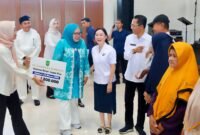 Wali Kota Batam Amsakar Achmad, bersama Wakil Wali Kota Batam, Li Claudia Chandra, dan Ketua TP-PKK Batam, Erlita Amsakar, menyerahkan bansos lansia dan insentif kader posyandu di Gedung Serbaguna SP, Sagulung, Rabu (15/4/2026). Foto: Humas Diskominfo Batam
