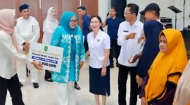 Wali Kota Batam Amsakar Achmad, bersama Wakil Wali Kota Batam, Li Claudia Chandra, dan Ketua TP-PKK Batam, Erlita Amsakar, menyerahkan bansos lansia dan insentif kader posyandu di Gedung Serbaguna SP, Sagulung, Rabu (15/4/2026). Foto: Humas Diskominfo Batam