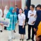Wali Kota Batam Amsakar Achmad, bersama Wakil Wali Kota Batam, Li Claudia Chandra, dan Ketua TP-PKK Batam, Erlita Amsakar, menyerahkan bansos lansia dan insentif kader posyandu di Gedung Serbaguna SP, Sagulung, Rabu (15/4/2026). Foto: Humas Diskominfo Batam
