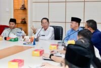 Wali Kota Batam, Amsakar Achmad, memimpin FGD laporan pendahuluan dokumen kajian optimalisasi dan strategi tata kelola pengangkutan sampah Kota Batam Tahun 2026 di Kantor Wali Kota Batam, Rabu (15/4/2026). Foto: Humas Diskominfo Batam