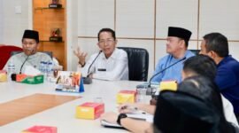 Wali Kota Batam, Amsakar Achmad, memimpin FGD laporan pendahuluan dokumen kajian optimalisasi dan strategi tata kelola pengangkutan sampah Kota Batam Tahun 2026 di Kantor Wali Kota Batam, Rabu (15/4/2026). Foto: Humas Diskominfo Batam